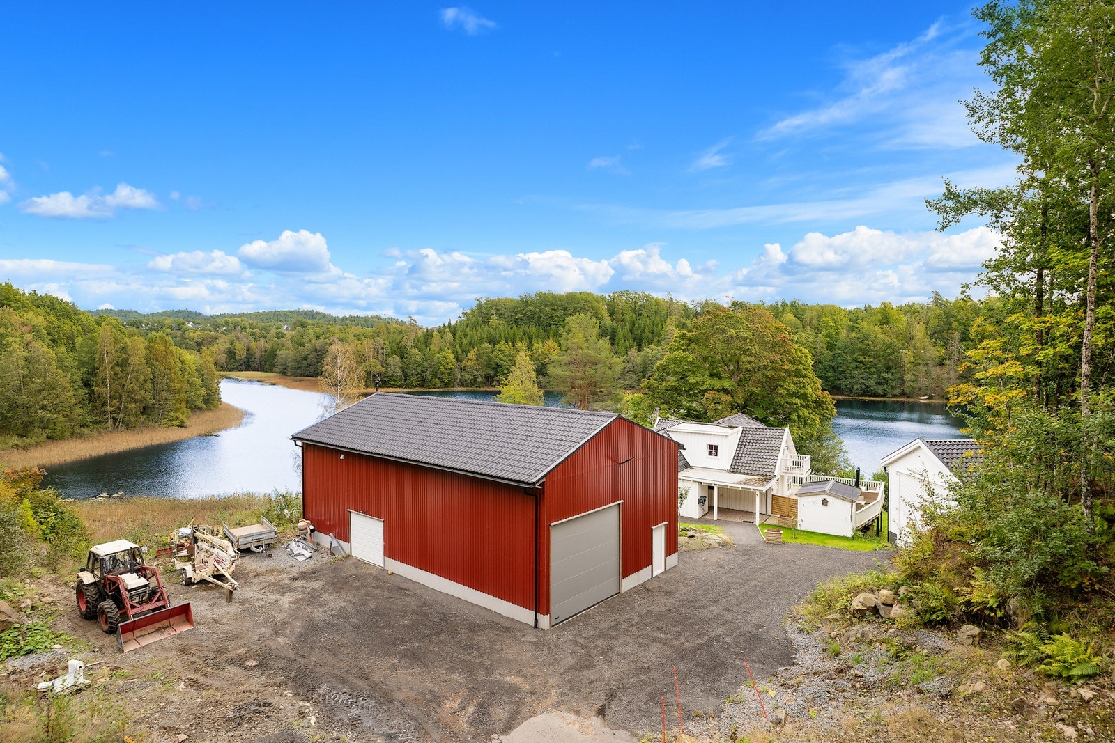 Adkomsten er asfaltert og i bakken ned til eiendommen er det lagt varmekabler. Galleribilde