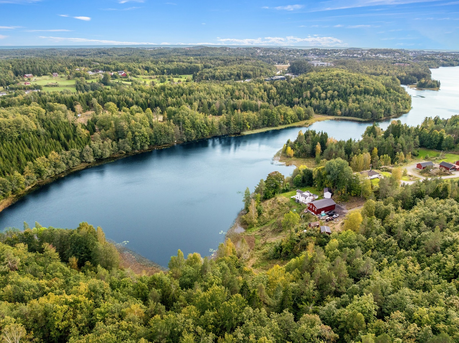 Eiendommen er på 107 deker og det medfølger jakt og fiske rettigheter. Galleribilde