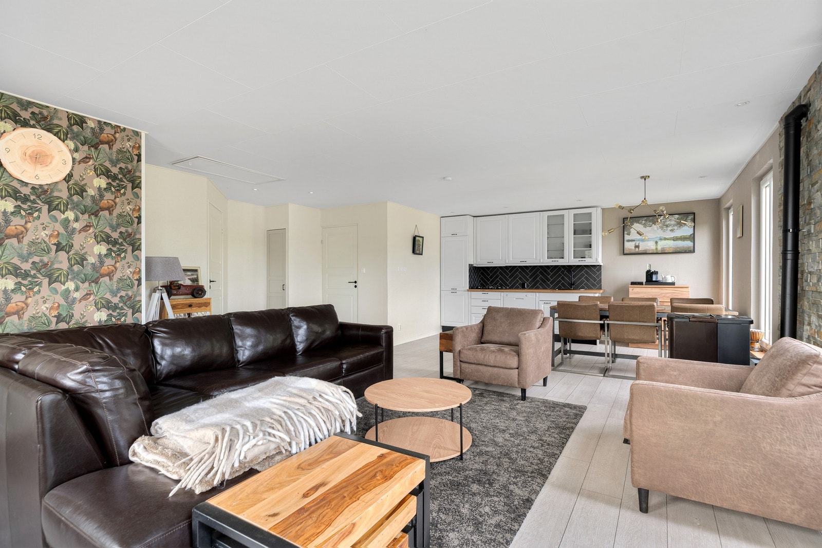 God plass til sofa og spisegruppe. Galleribilde