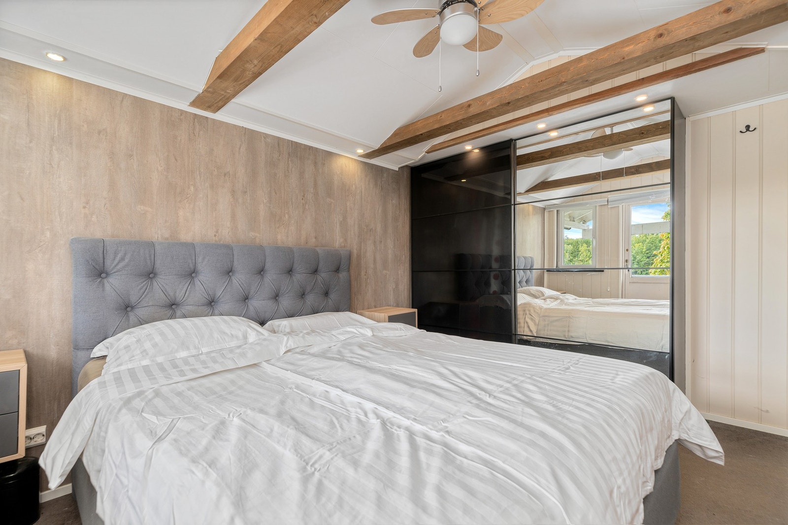 På rommet står det også en praktisk innebygget garderobe. Galleribilde