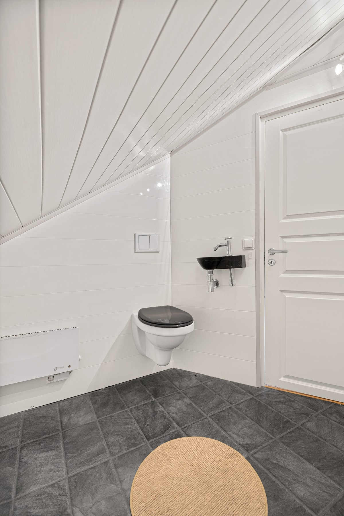 Pent toalettrom med servant og toalett. Galleribilde