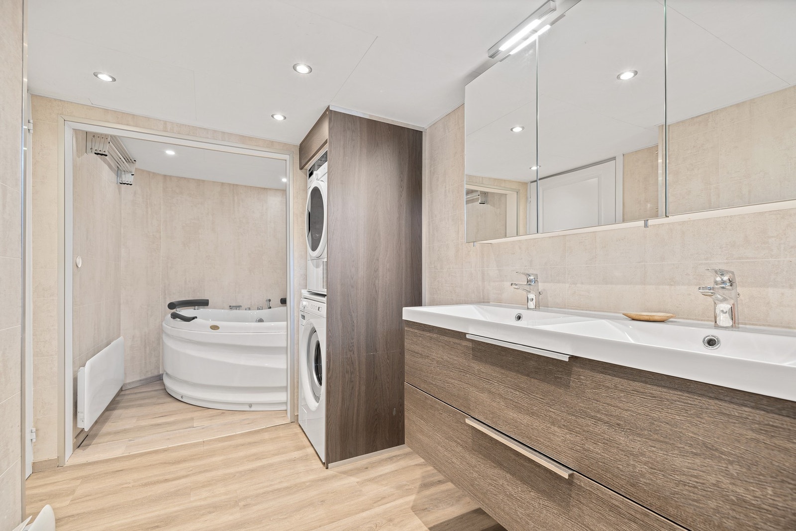 Baderommet innholder servant, nisje til vaskemaskin/tørketrommel og badekar. Galleribilde