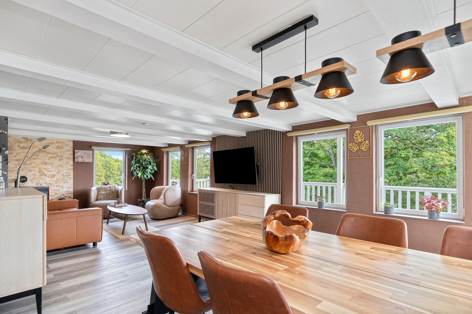 Store vindusflater slipper inn rikelig med naturlig lys. Galleribilde