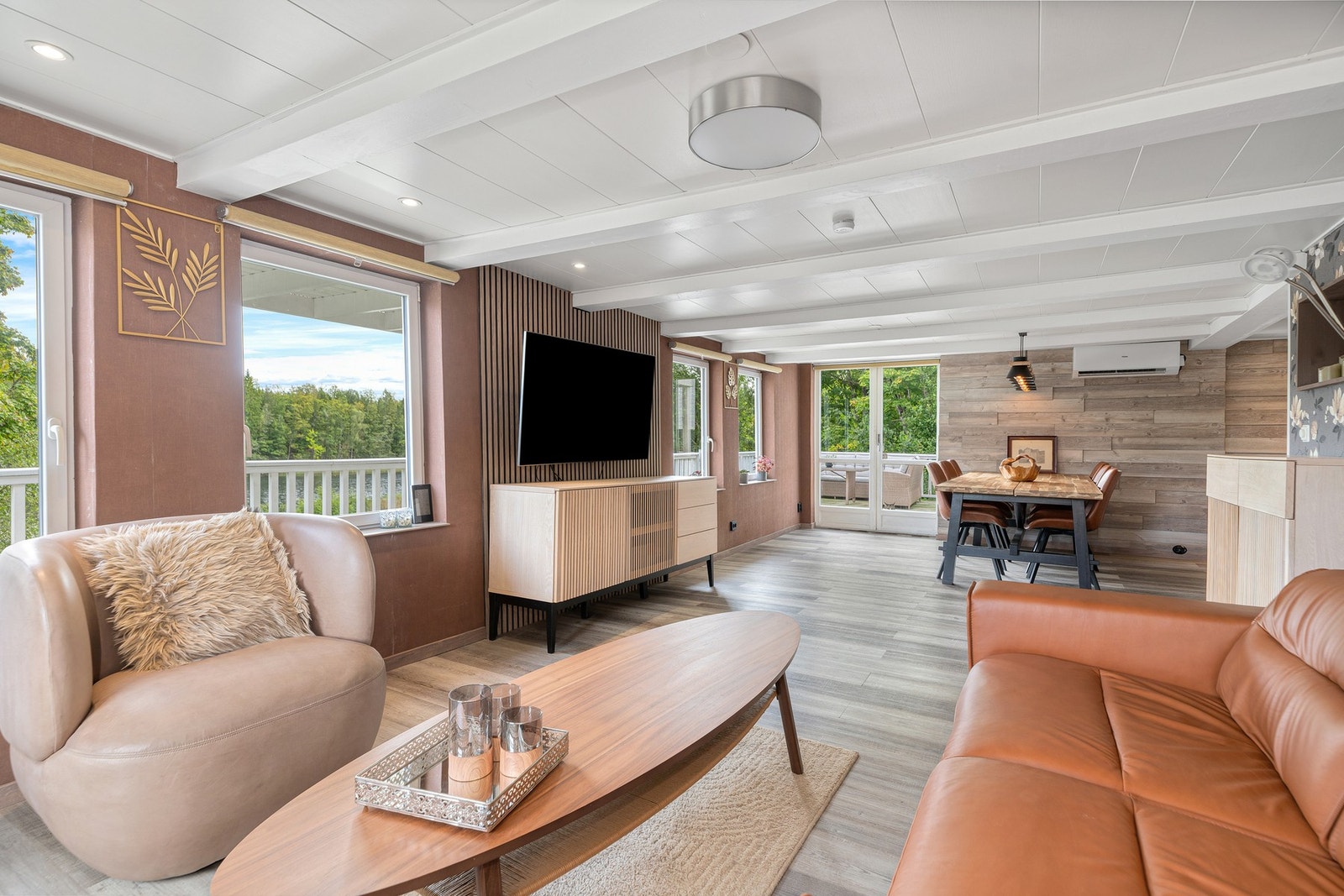 Det er god plass i stuen til spisegruppe, sittegruppe og tilhørende møblement. Galleribilde