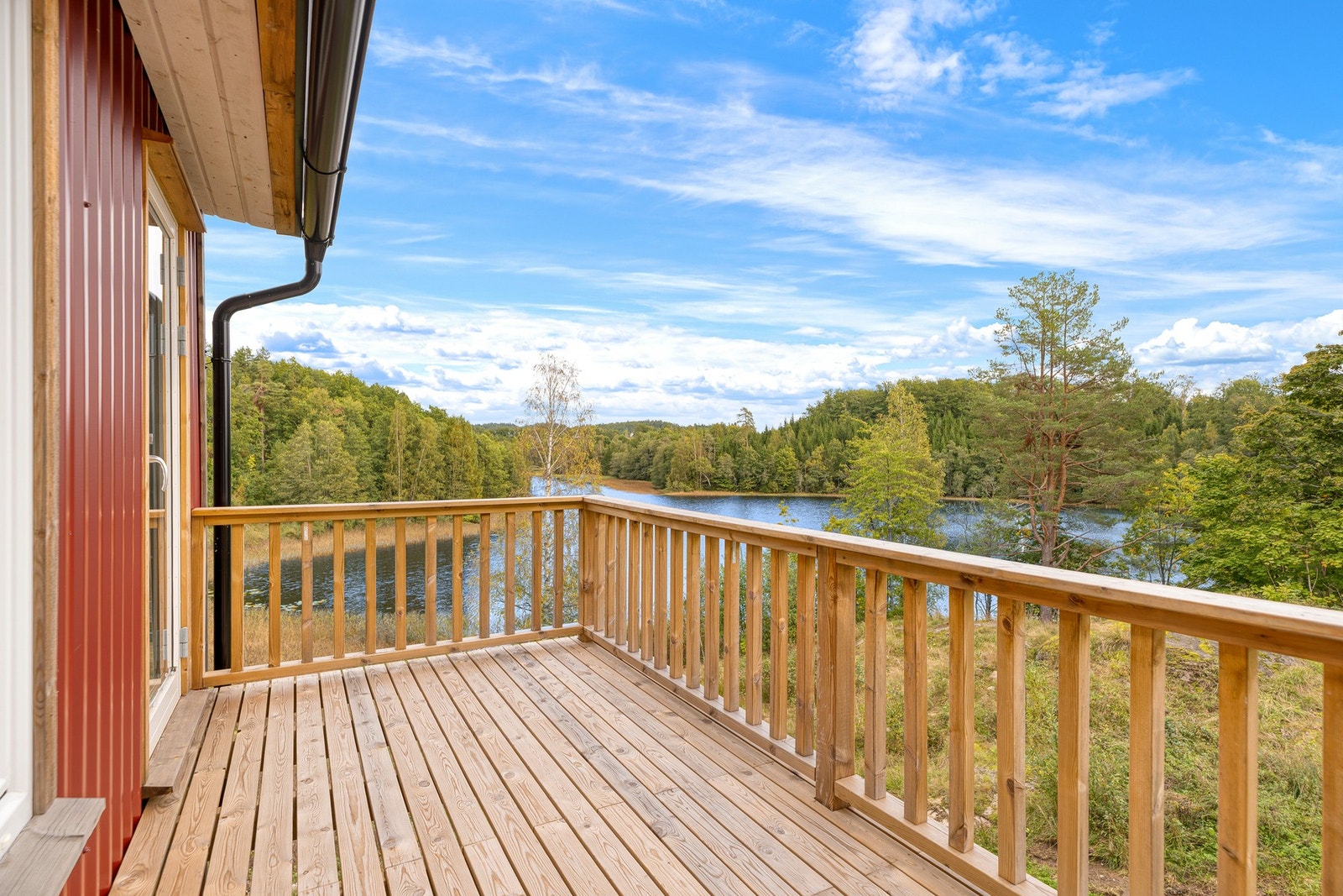 Fra låven er det også terrasse og utsikt. Galleribilde