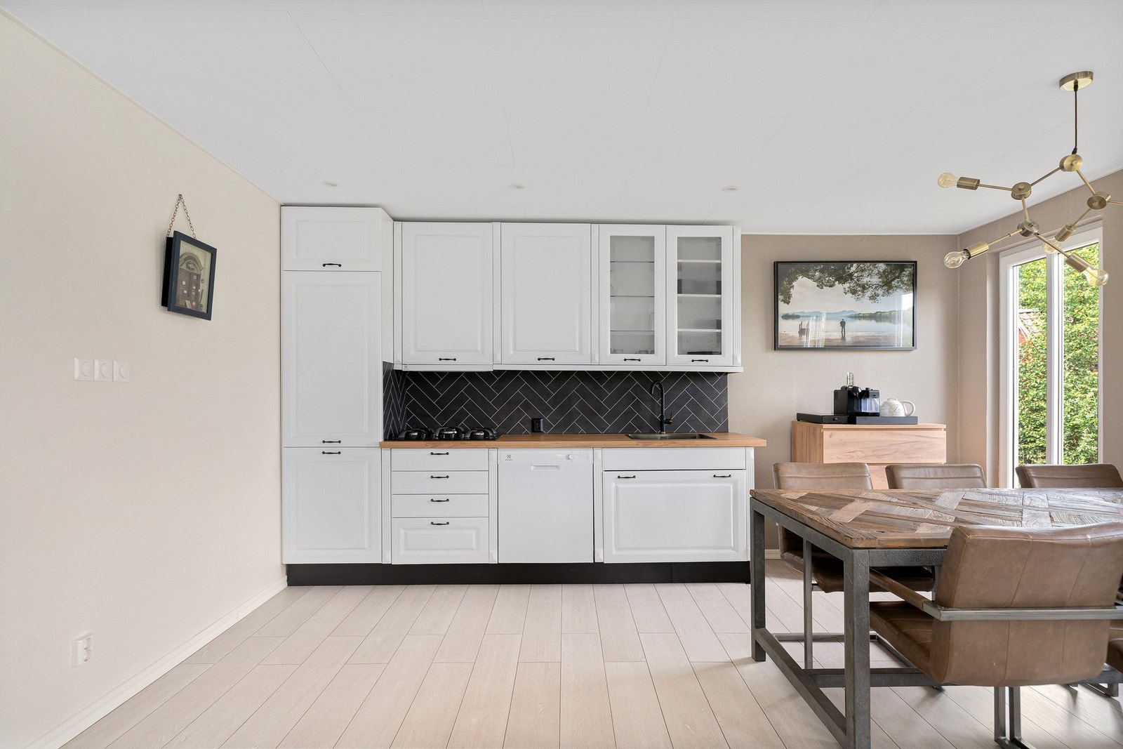 Kjøkken med kombiskap, oppvaskmaskin og vask. Galleribilde