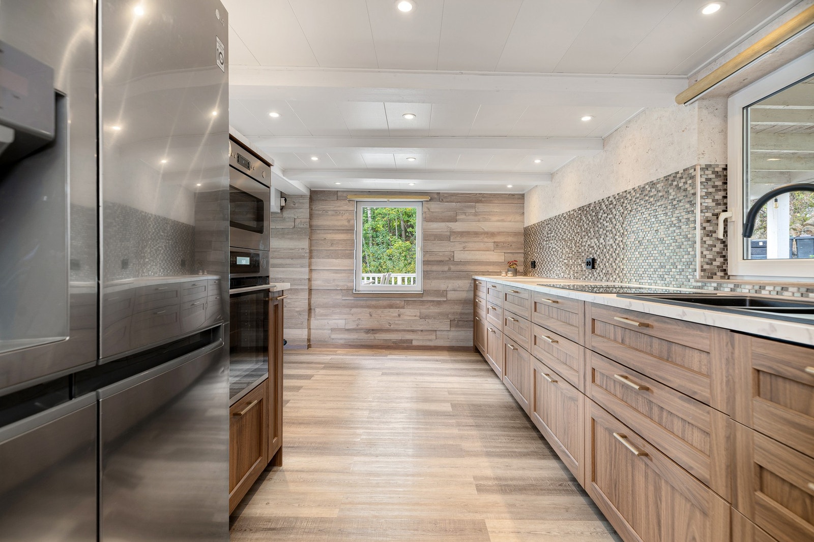 Kjøkkenet er godt utstyrt med kjøleskap, vask, komfyr, mikro og oppvaskmaskin. Galleribilde