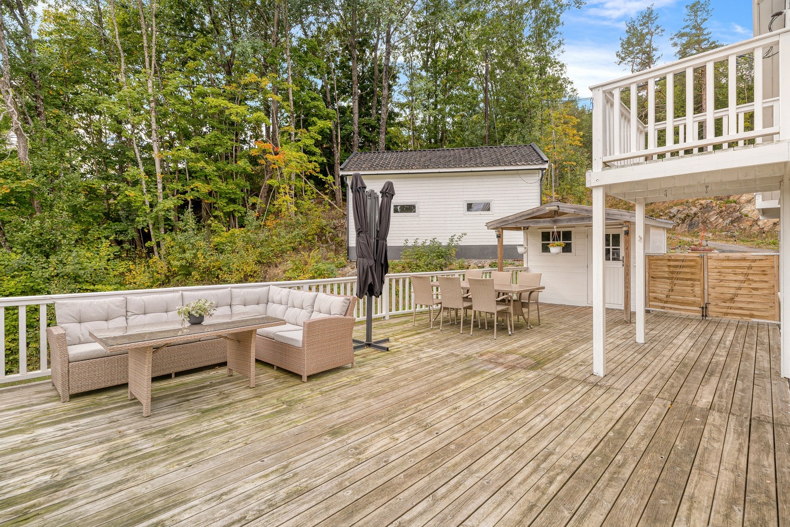 Det er hagebu på terrassen for enkel lagring av møbler, grill og mer. Galleribilde