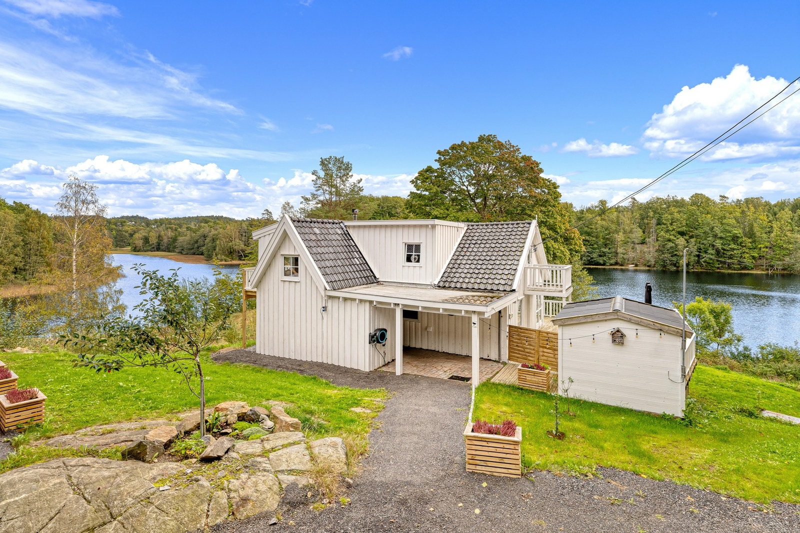 Boligen ligger skjermet til i idylliske omgivelser innerst i en blindvei. Galleribilde