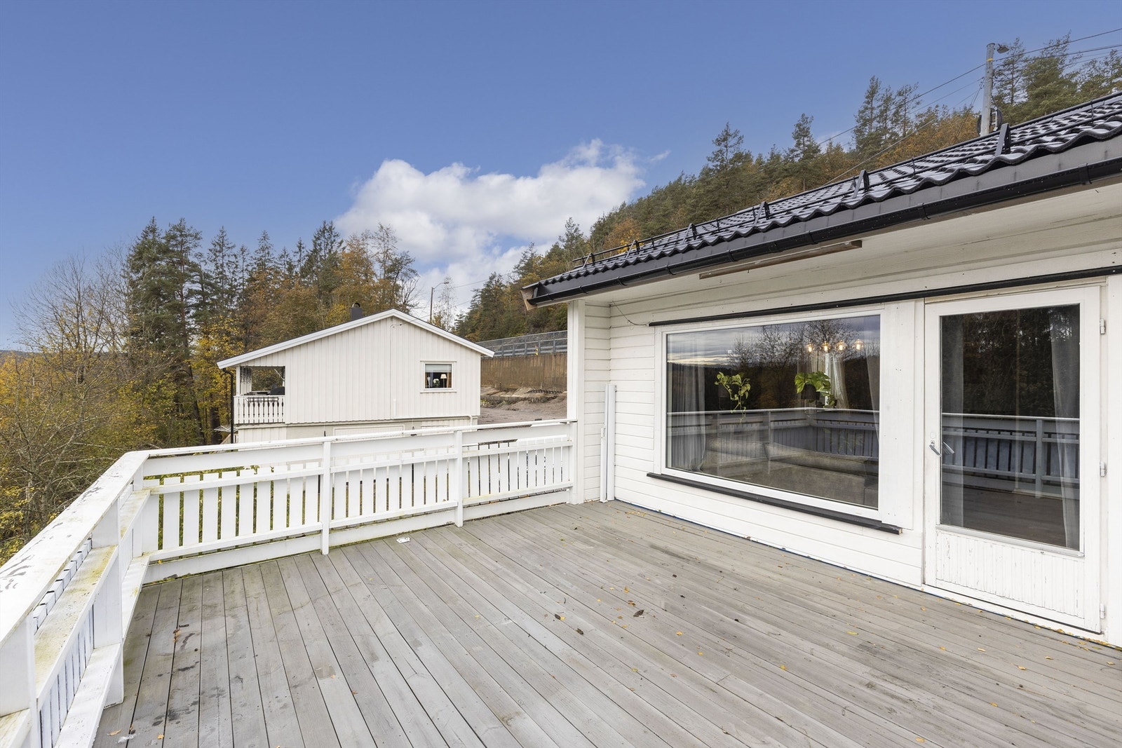 Romslig og solrik veranda Galleribilde