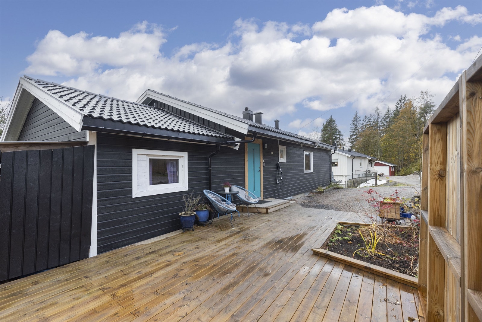 Uteplass og inngangsparti. Easee elbil-lader montert på vegg. Galleribilde