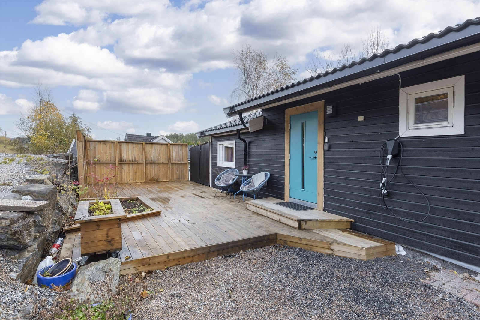 Uteplass og inngangsparti. Easee elbil-lader montert på vegg. Galleribilde