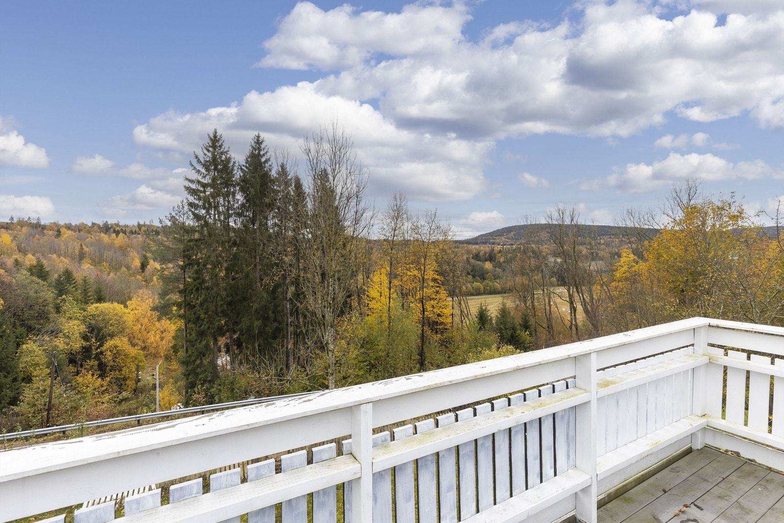 Romslig og solrik veranda Galleribilde
