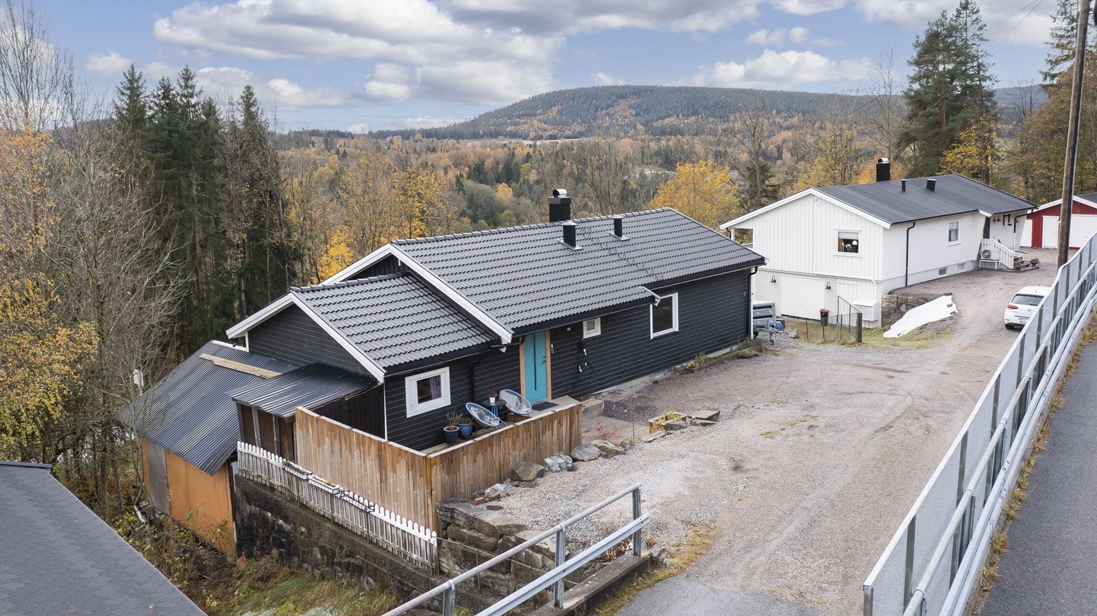 God biloppstillingsplass og elbil-lader Galleribilde