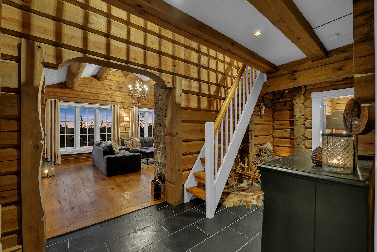 Stor og romslig gang tilknyttet hyttens entré. Galleribilde