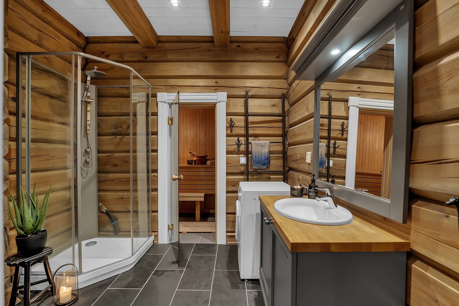 Badet er i tilknytning til en flott badstue. Galleribilde