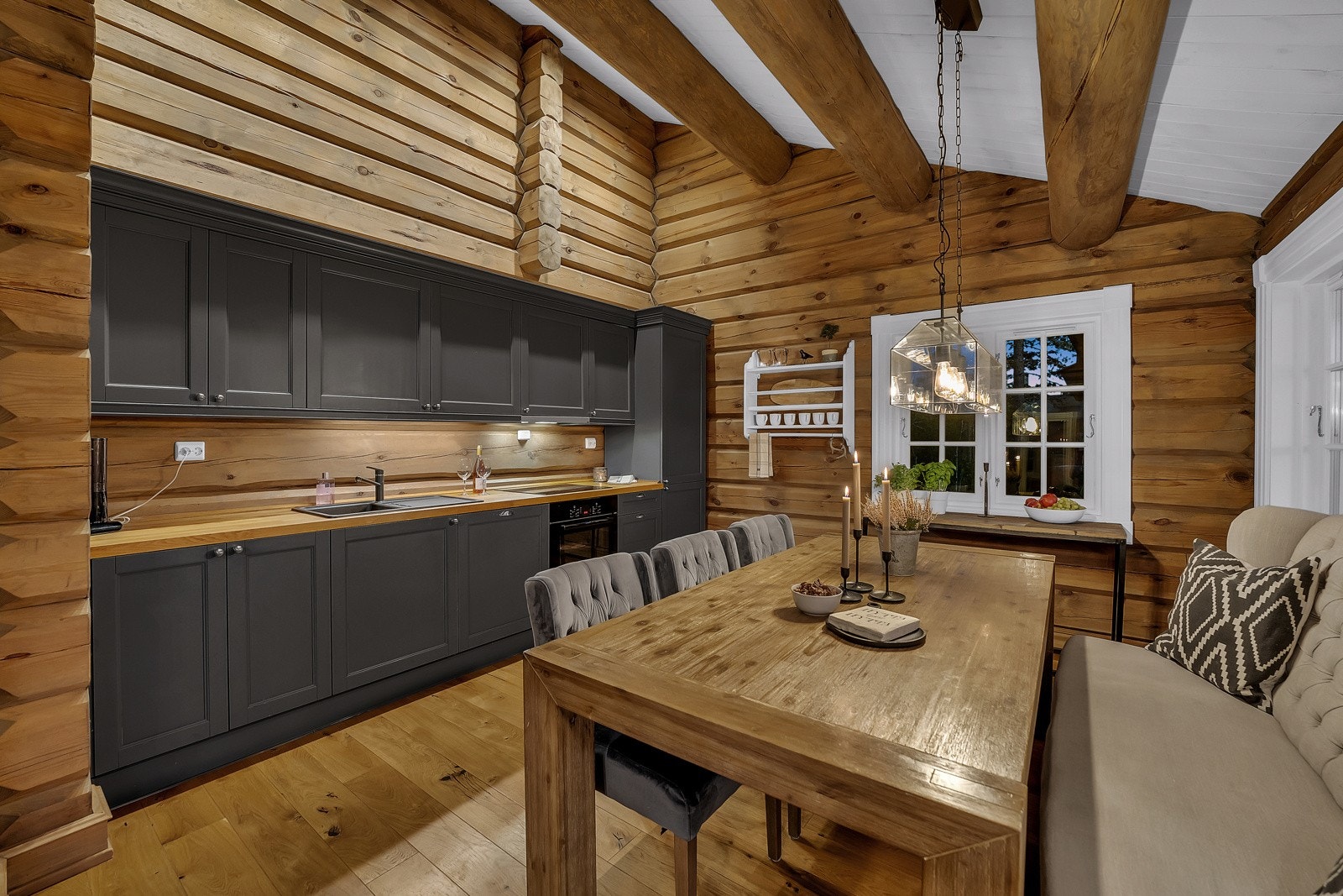 Kjøkken med fronter malt i en nydelig gråfarge, her har du god oppbevaringsplass til diverse kjøkkenutstyr. Galleribilde