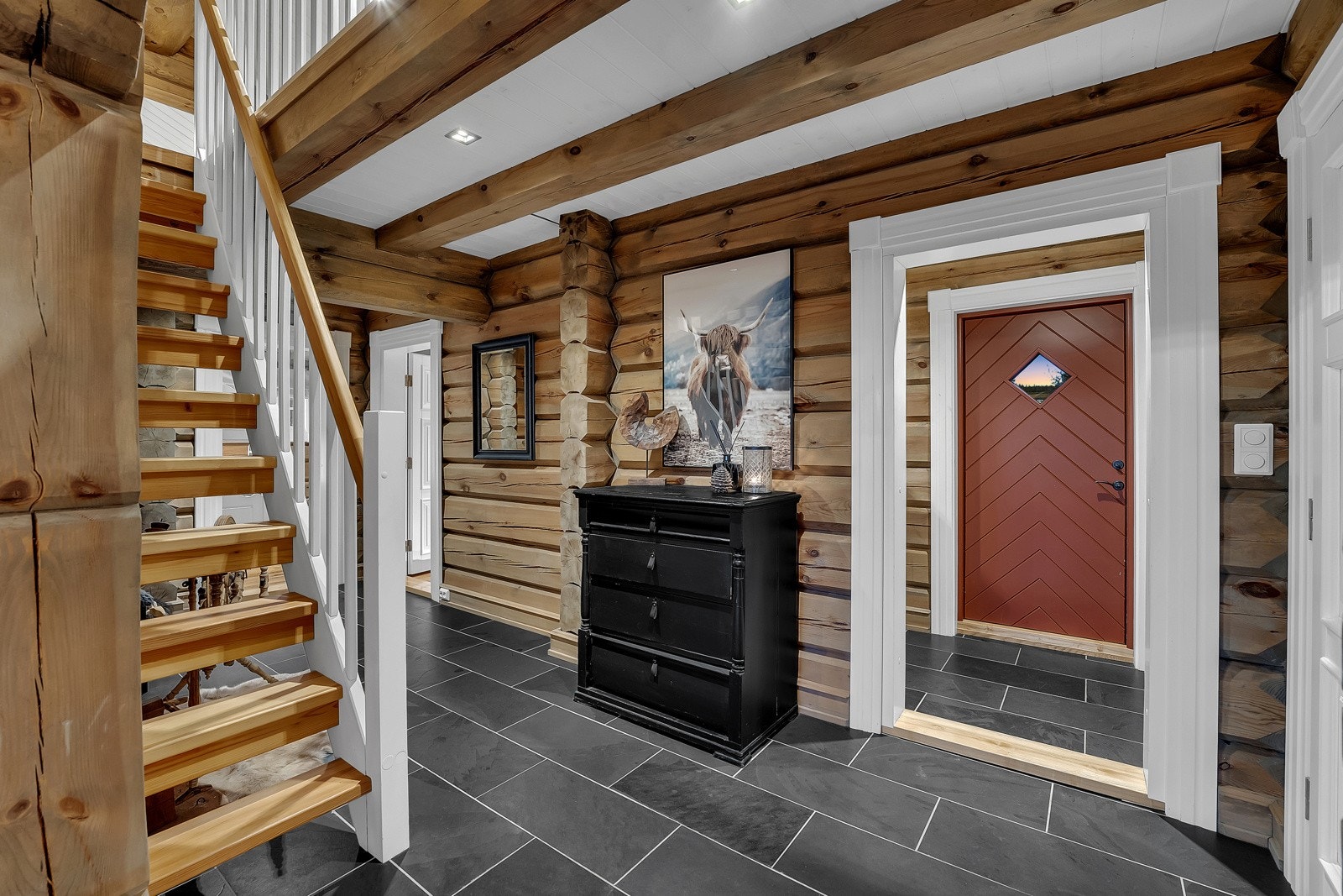 Entréen har god plass til sko og klær. Galleribilde