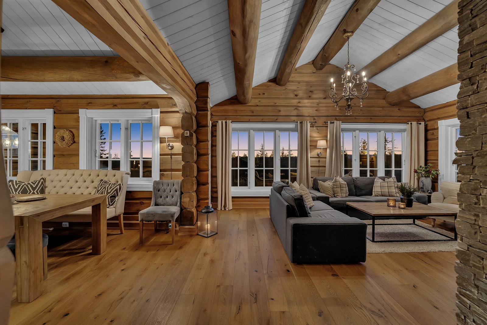 Store vindusflater i oppholdsrom som slipper inn mye naturlig lys. Galleribilde