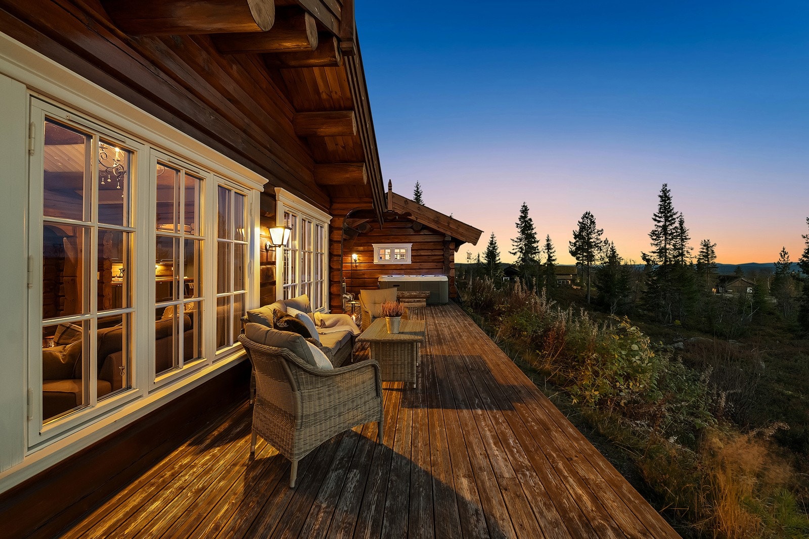 Hytten har en stor og solrik terrasse. Galleribilde