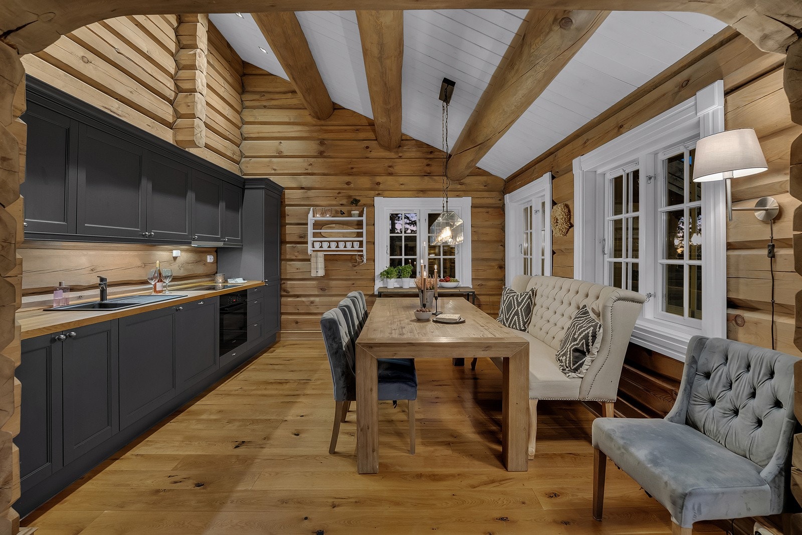 Flott og trivelig spisekjøkken hvor du kan samle familie og venner for koselige måltider. Galleribilde