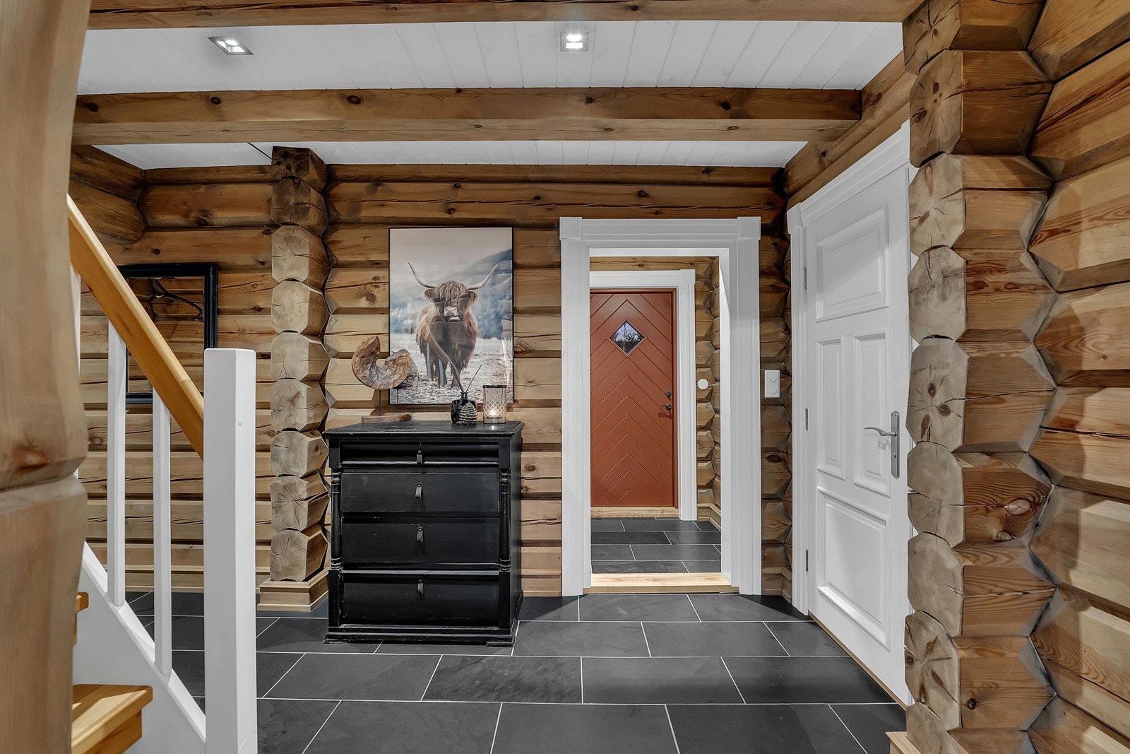 Entréen gir en koselig velkomst til hytten. Galleribilde