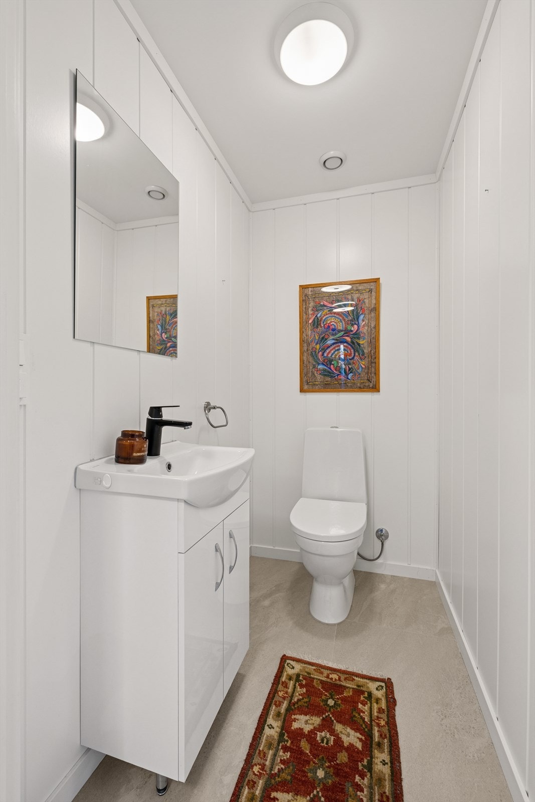 Toalettrom med flislagt gulv. Galleribilde