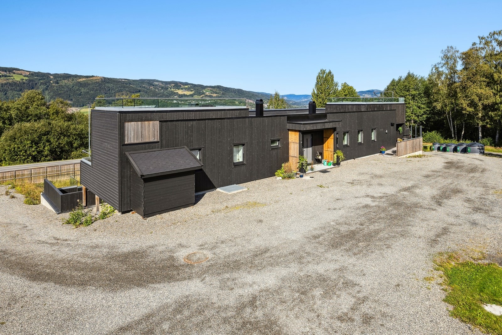 Felles eiet tomt for sameiet. Forutenom bebyggelsen er tomten opparbeidet med gressplen, beplanting, samt gruset- og asfaltert gårdsplass. Videre byr tomten på gode solforhold. Galleribilde