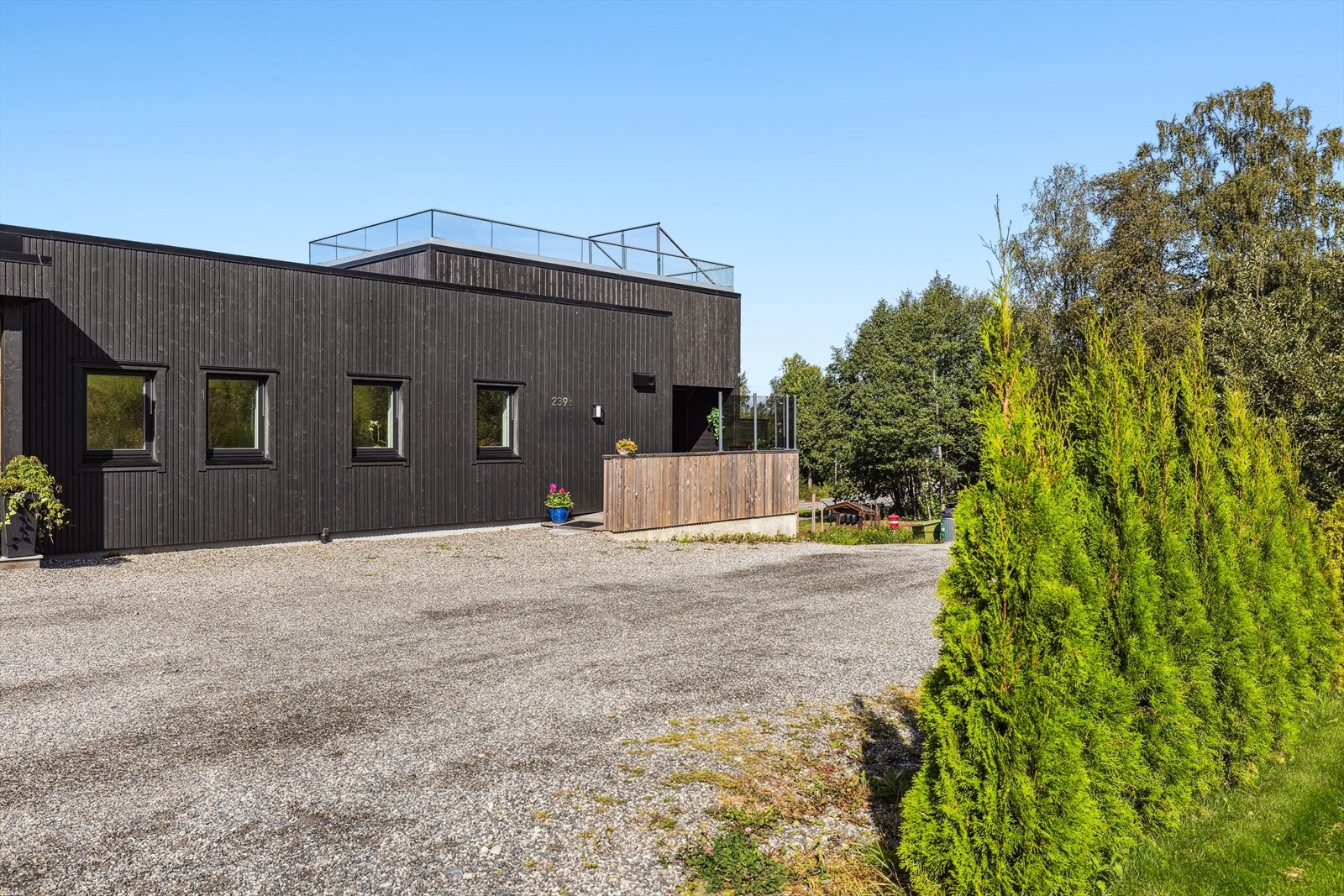 Egen inngang til leiligheten på norenden av bygget. Galleribilde