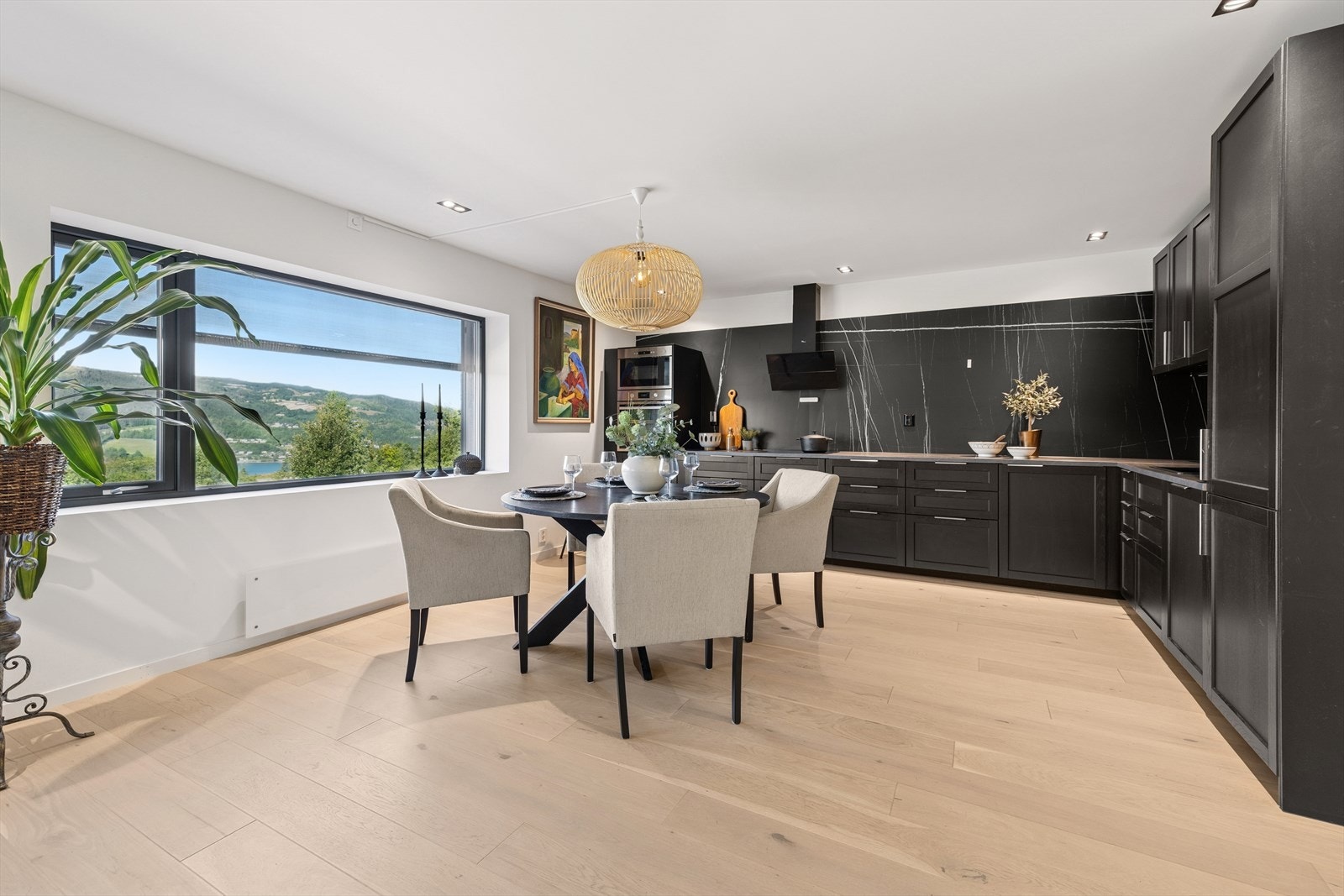 Kjøkkenet ligger i åpen løsning til stuen. Utvendig screens på vinduene. Galleribilde