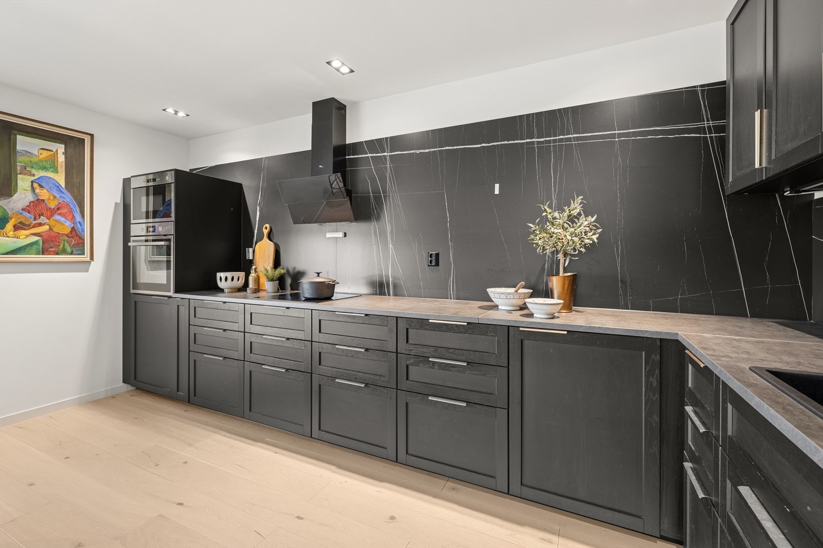 Kjøkkenet er innredet i en praktisk form, og godt utnyttet som byr på godt med skap- og oppbevaringsplass. Innredningen er med laminerte skrog, profilerte fronter og benkeplate i laminat. Galleribilde