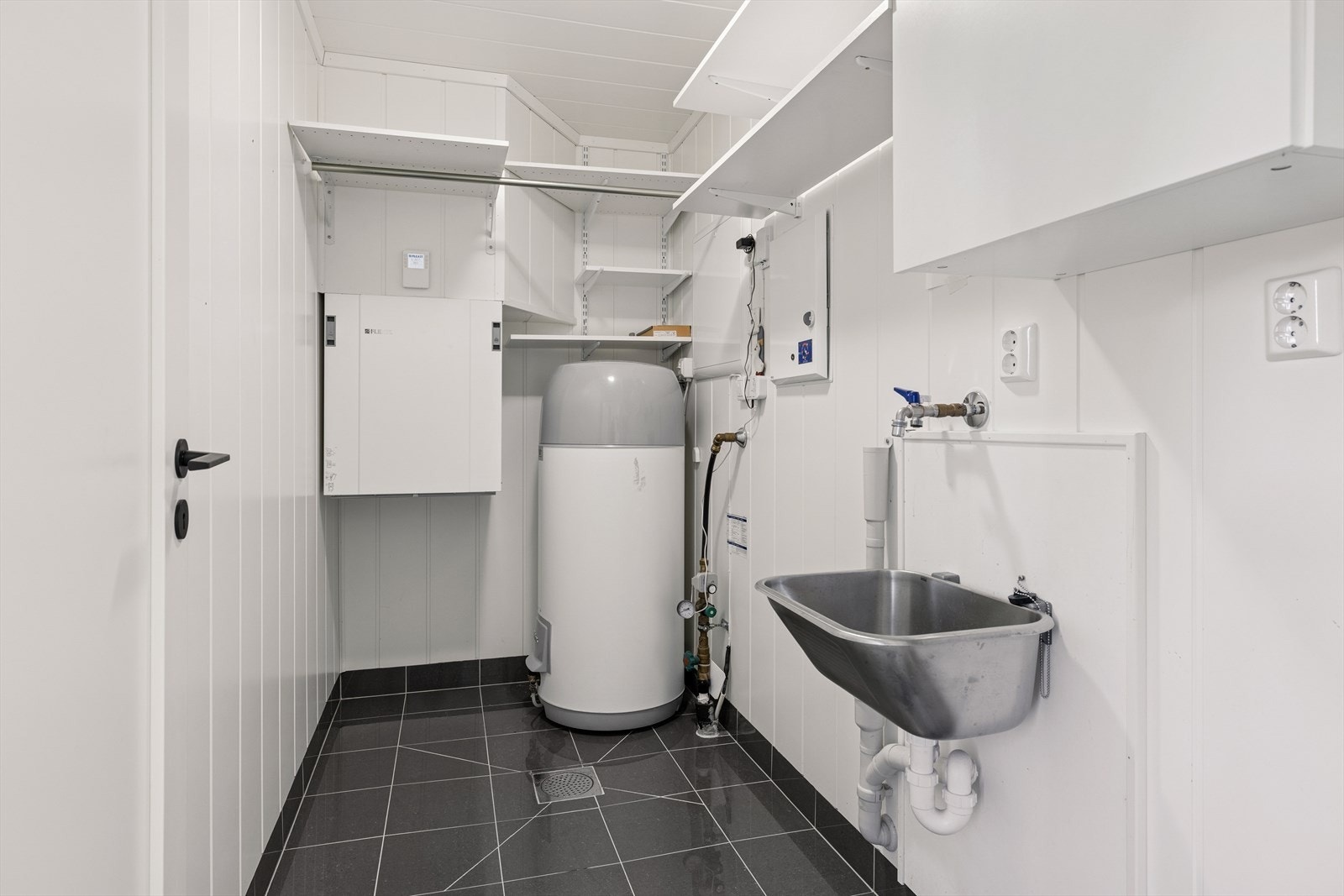 Leiligheten har to rom som er omgjort til et vaskerom. Rommet er opprinnelig godkjent som "walk in" og "teknikk", som ansees å være tilleggsdelsrom. Omgjøring av rommet er et søknadspliktig, se, pkt. ferdigattest for mer informasjon. Galleribilde