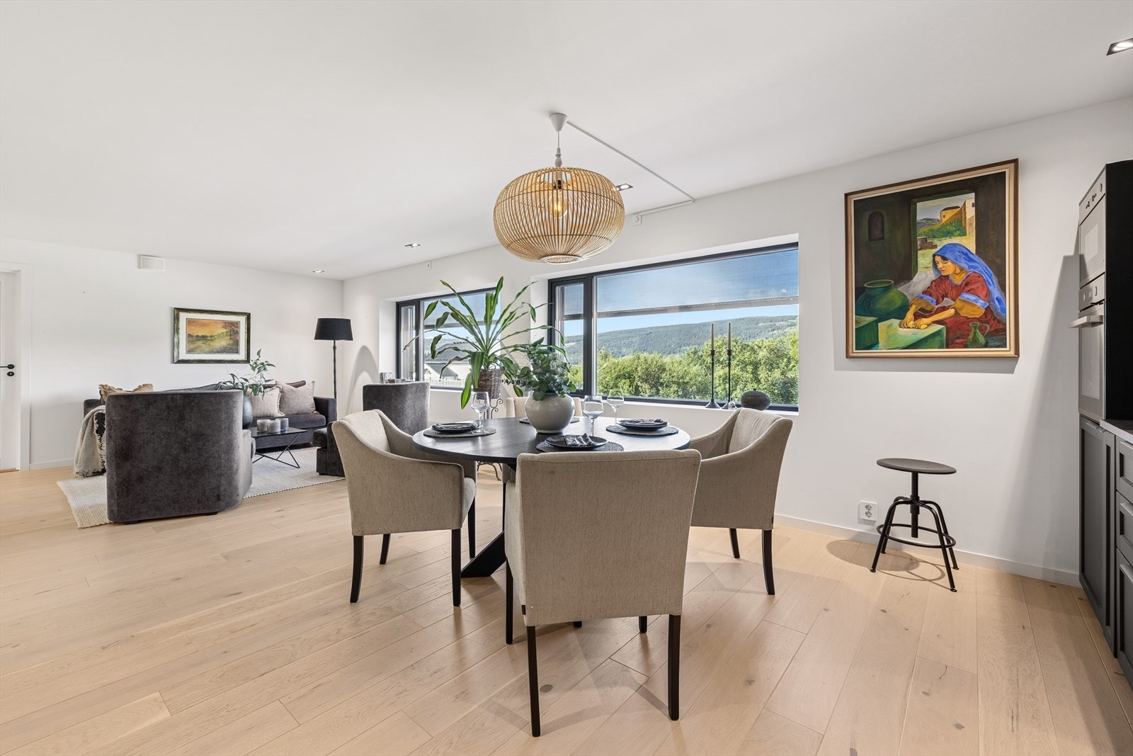 Leiligheten er beliggende i et bygg som opprinnelig er fra 1950 og var tidligere Dahlen bensinstasjon, men ble i 2021 bygd om til leilighetsbygg med fire enheter. Galleribilde