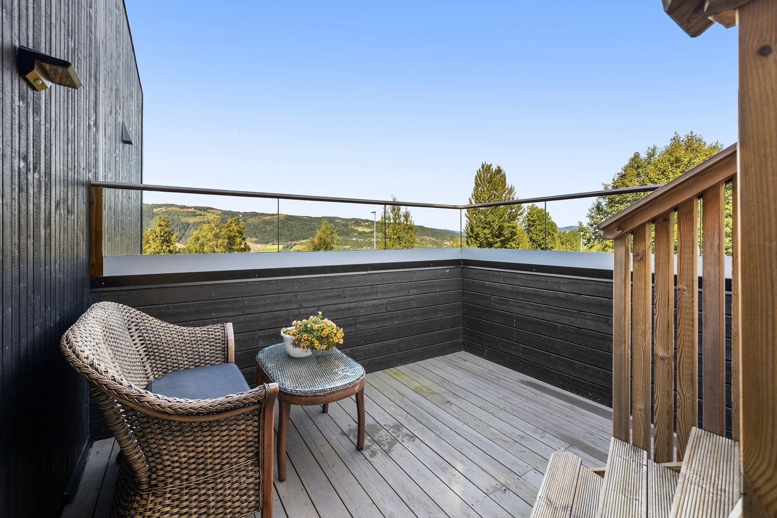 Hyggelig og skjermet uteplass ved inngangspartiet med trapp som fører opp til takterrassen. Galleribilde