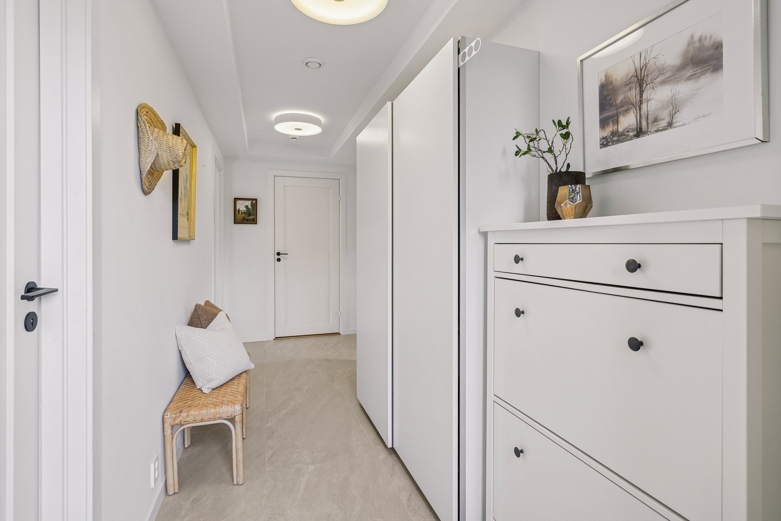 Velkommen inn - her ønskes du velkommen inn i lys entrè med garderobeskap. Galleribilde