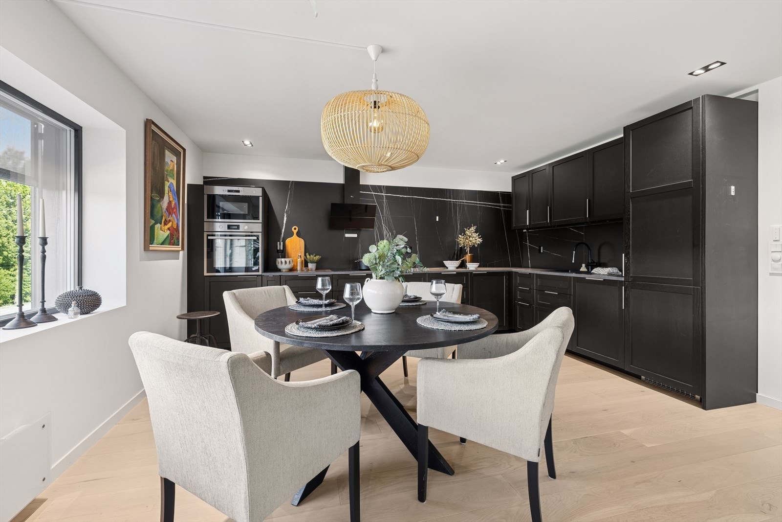 Leiligheten har en praktisk planløsning med alt på ett plan, adkomst fra bakkeplan og byr på gjennomgående god standard. Her kan du flytte rett inn! Galleribilde