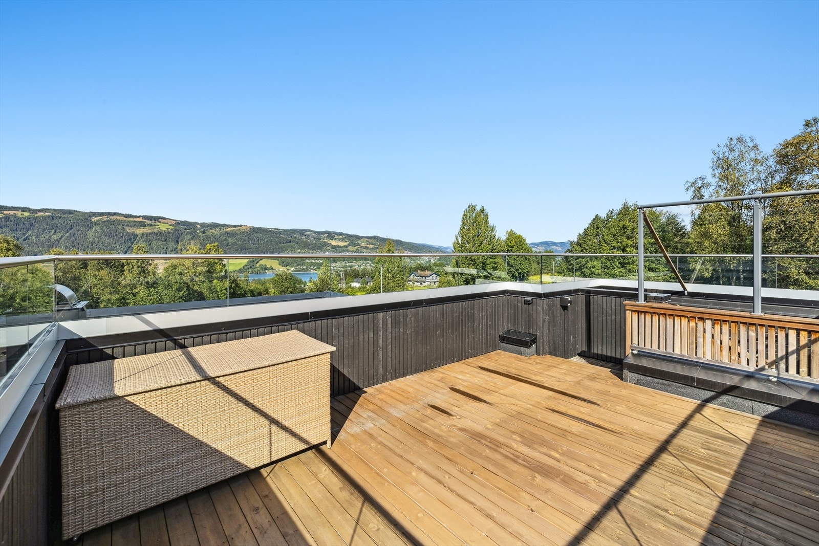 Ved inngangspartiet er det trapp som fører deg opp til leilighetens takterrasse. Galleribilde