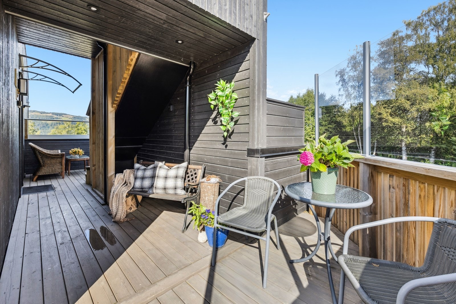 Det er adkomst til leiligheten fra bakkeplan. Flere hyggelig uteplasser. Galleribilde