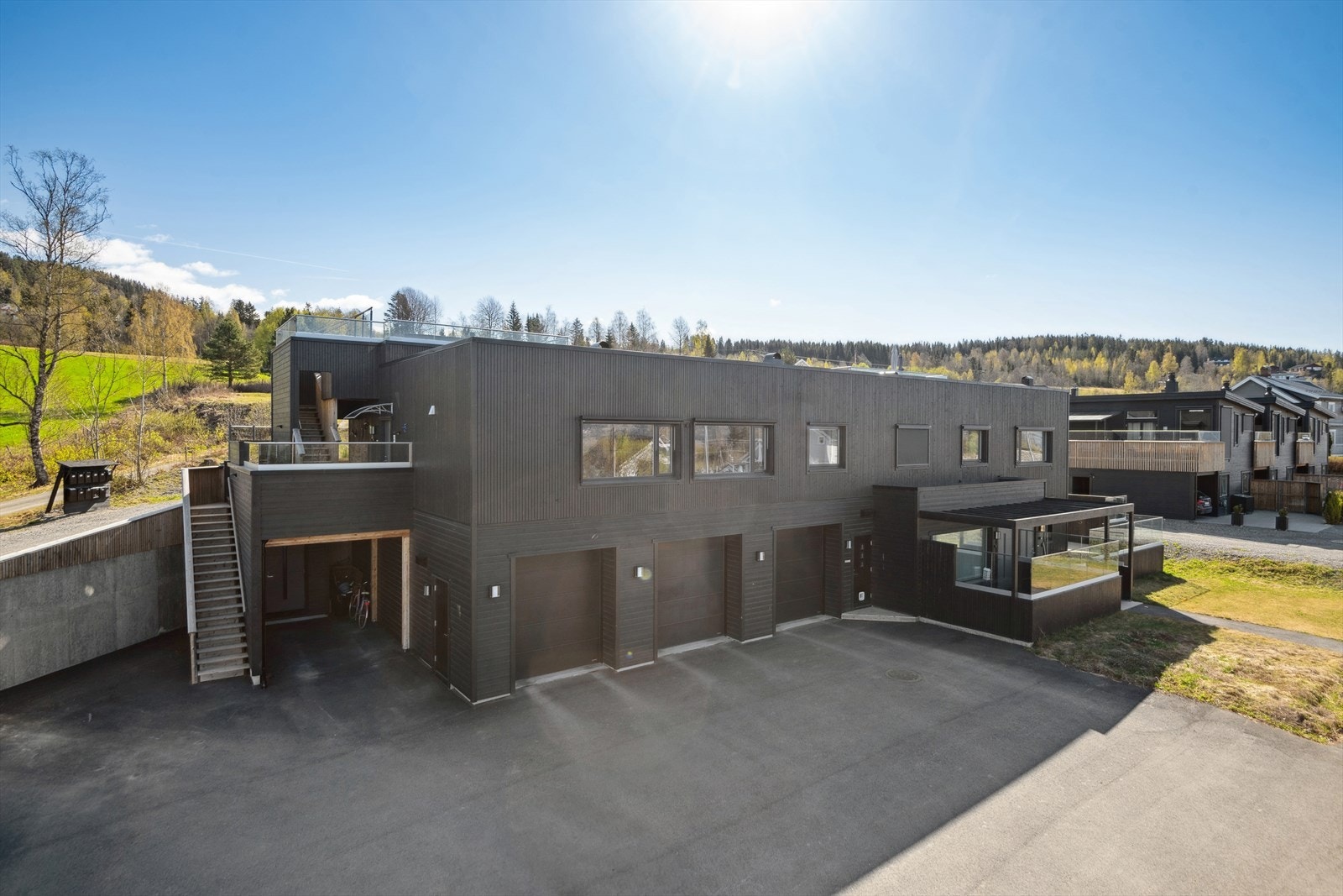 Det medfølger en garasjeplass i underetajen, bod i tilknytning til garajse og en bod i kjeller. Galleribilde