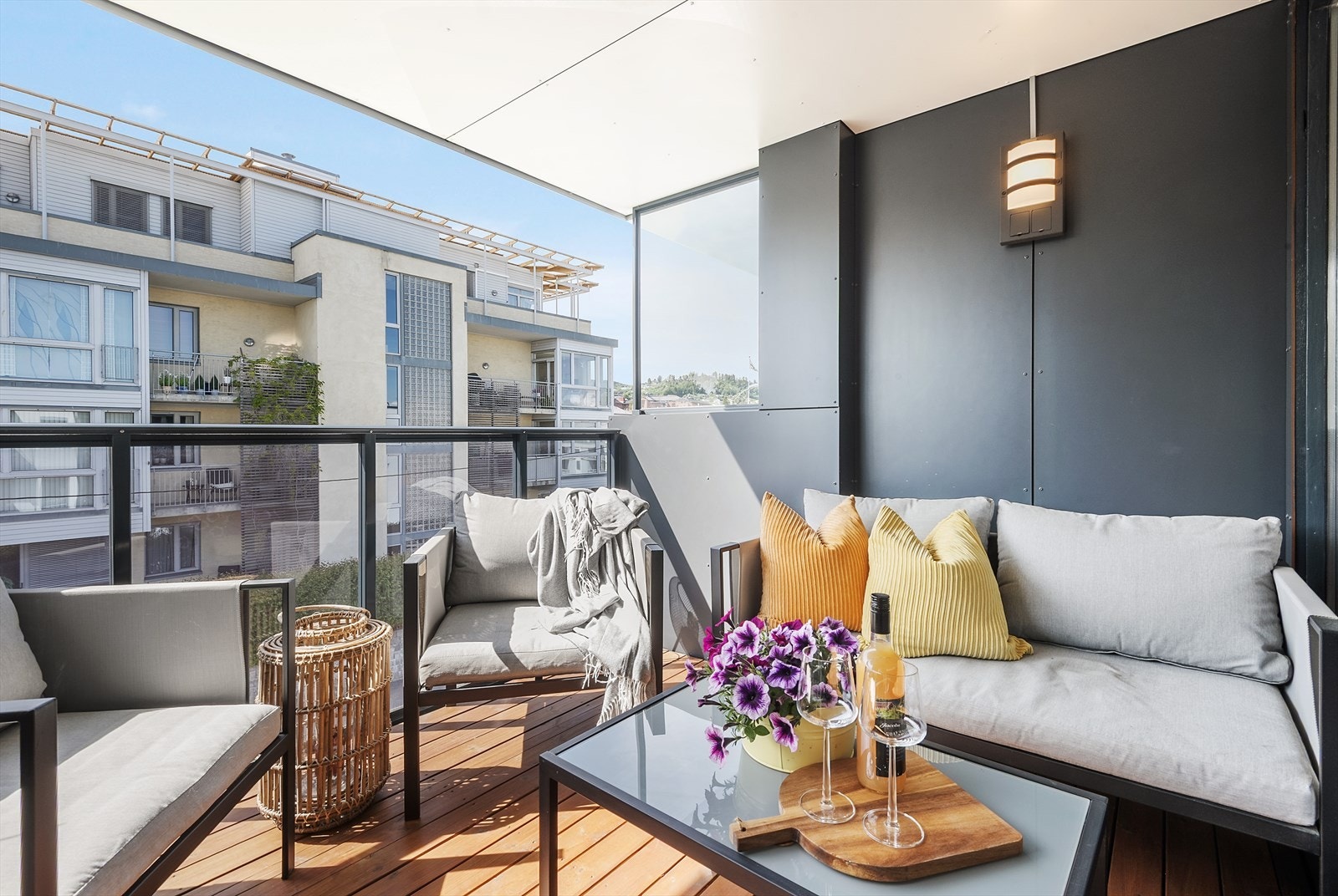 Herlig veranda hvor man kan nyte solrike dager og frisk luft. Galleribilde