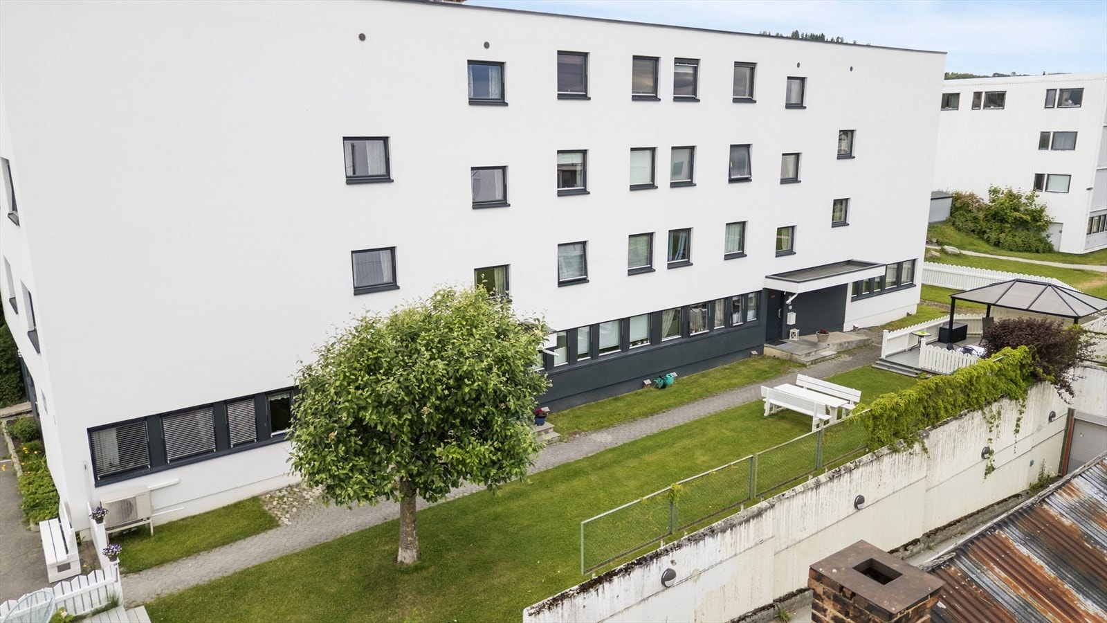 Pent opparbeidet med plen og beplantning. Galleribilde