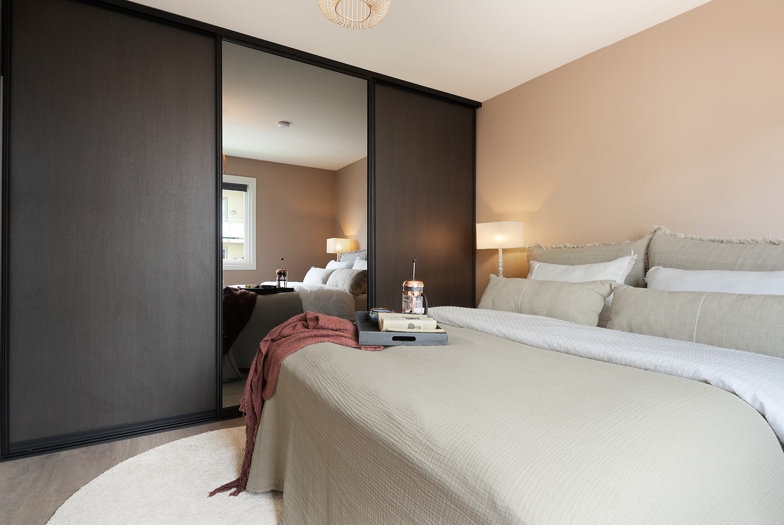 Hovedsoverom med skyvedørsgarderobe. Galleribilde