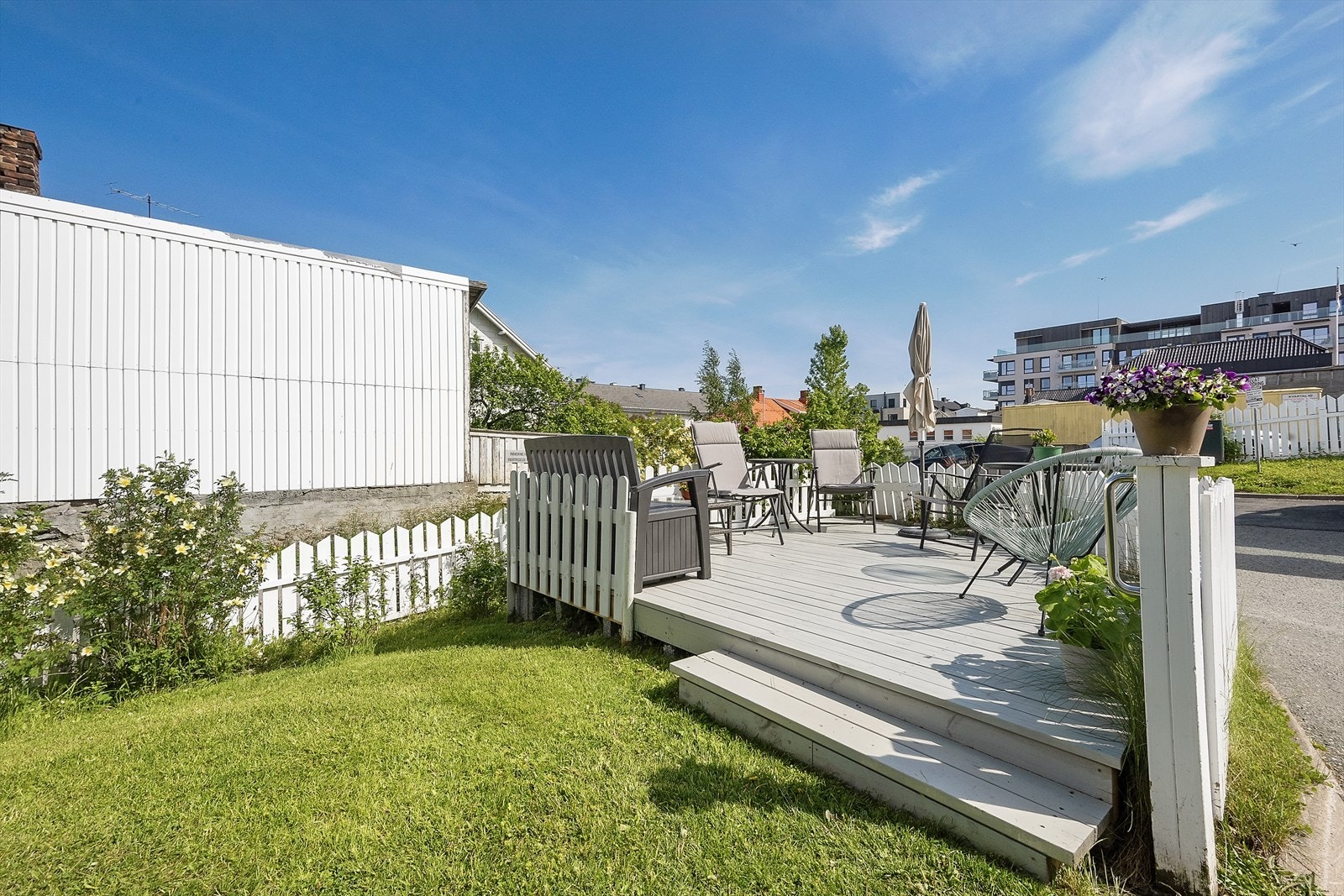 Hyggelig uteplass med enkelt tilgang til felles tomteareal. Galleribilde