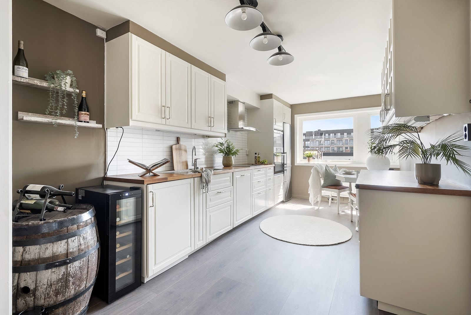 Lys innredning som har godt med skap- og benkeplass. Galleribilde