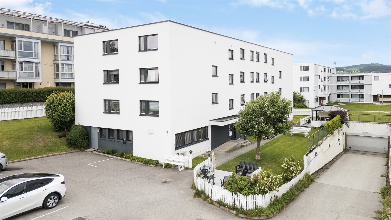 Asfaltert parkering. Galleribilde