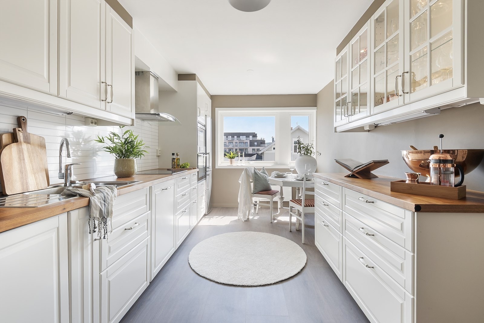 Kjøkken med plass til spisebord. Galleribilde