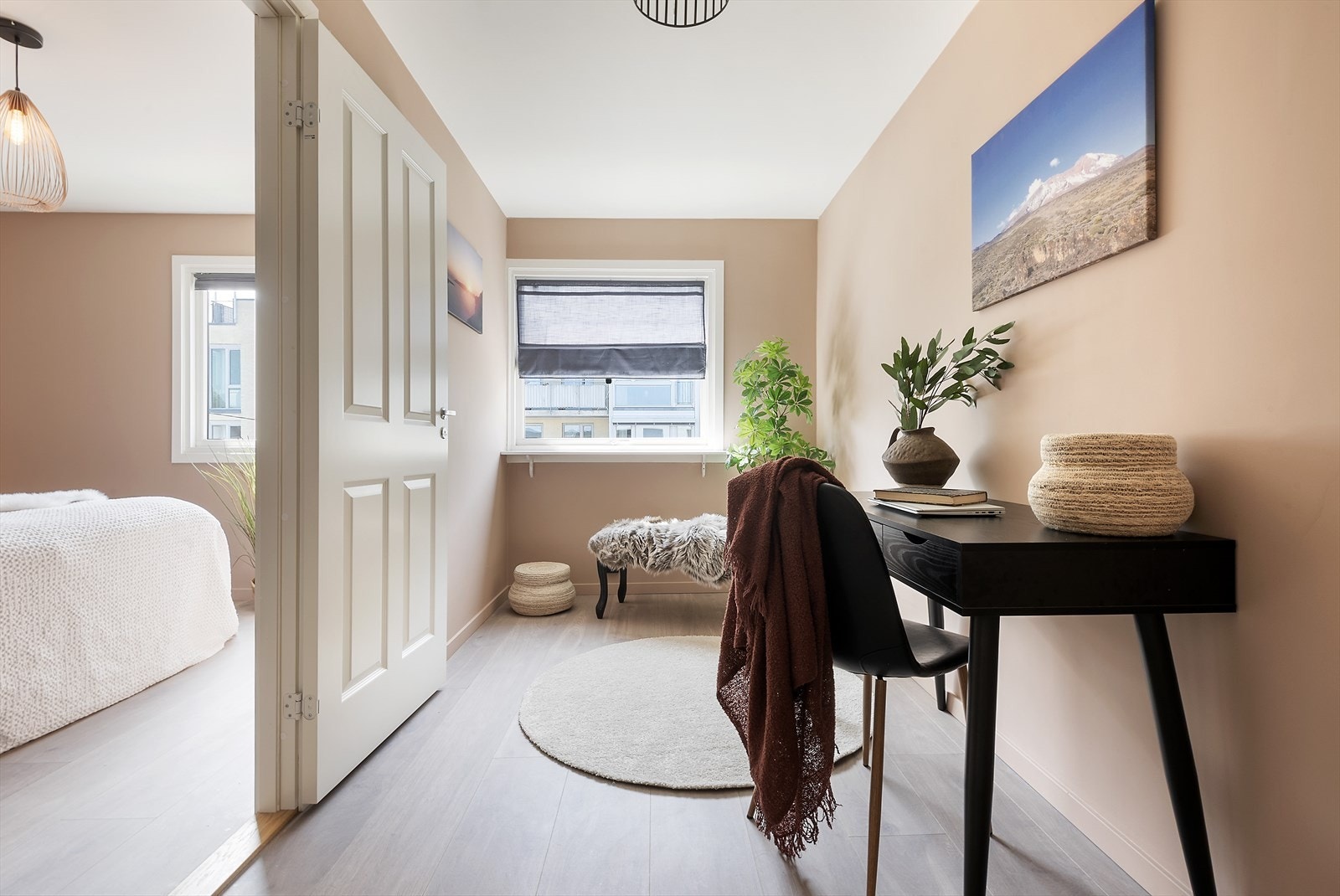 Fin kontorplass/ lite soverom. Galleribilde