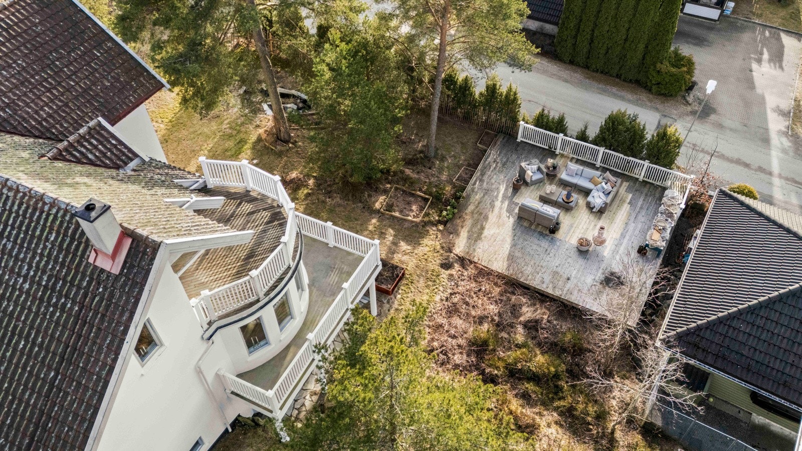 Romslig hage med mange muligheter Galleribilde