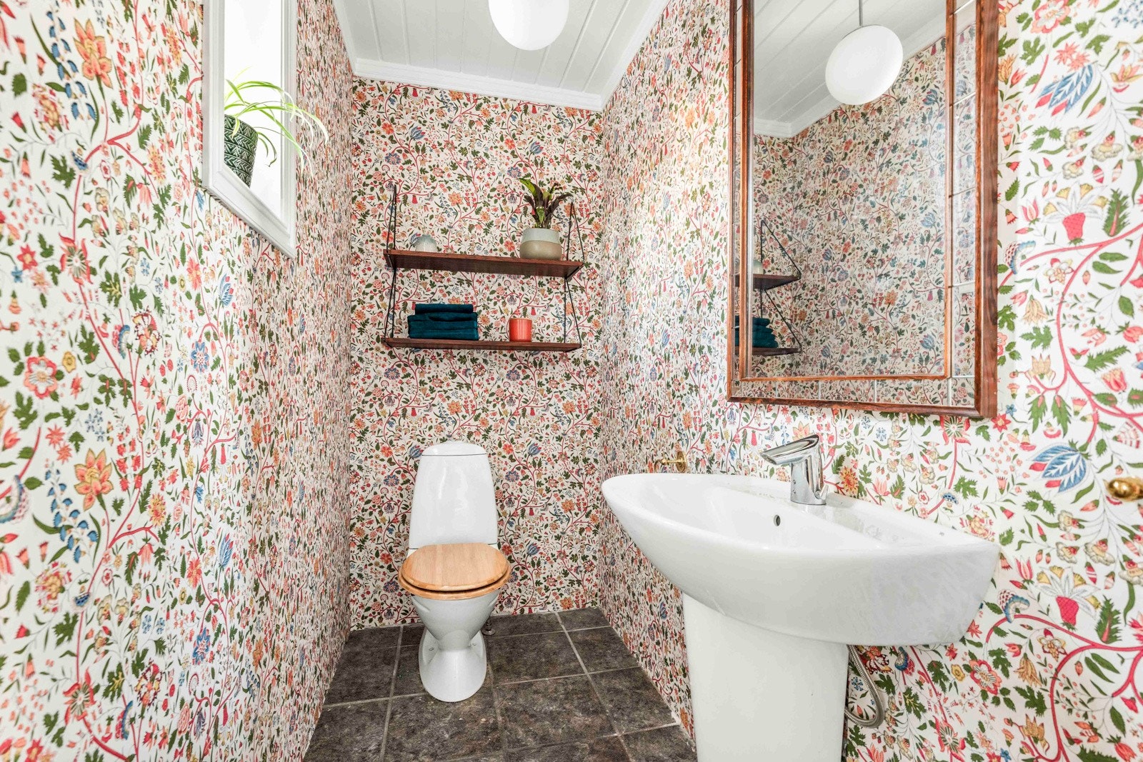 Stilig wc med tilgang fra entrèen Galleribilde