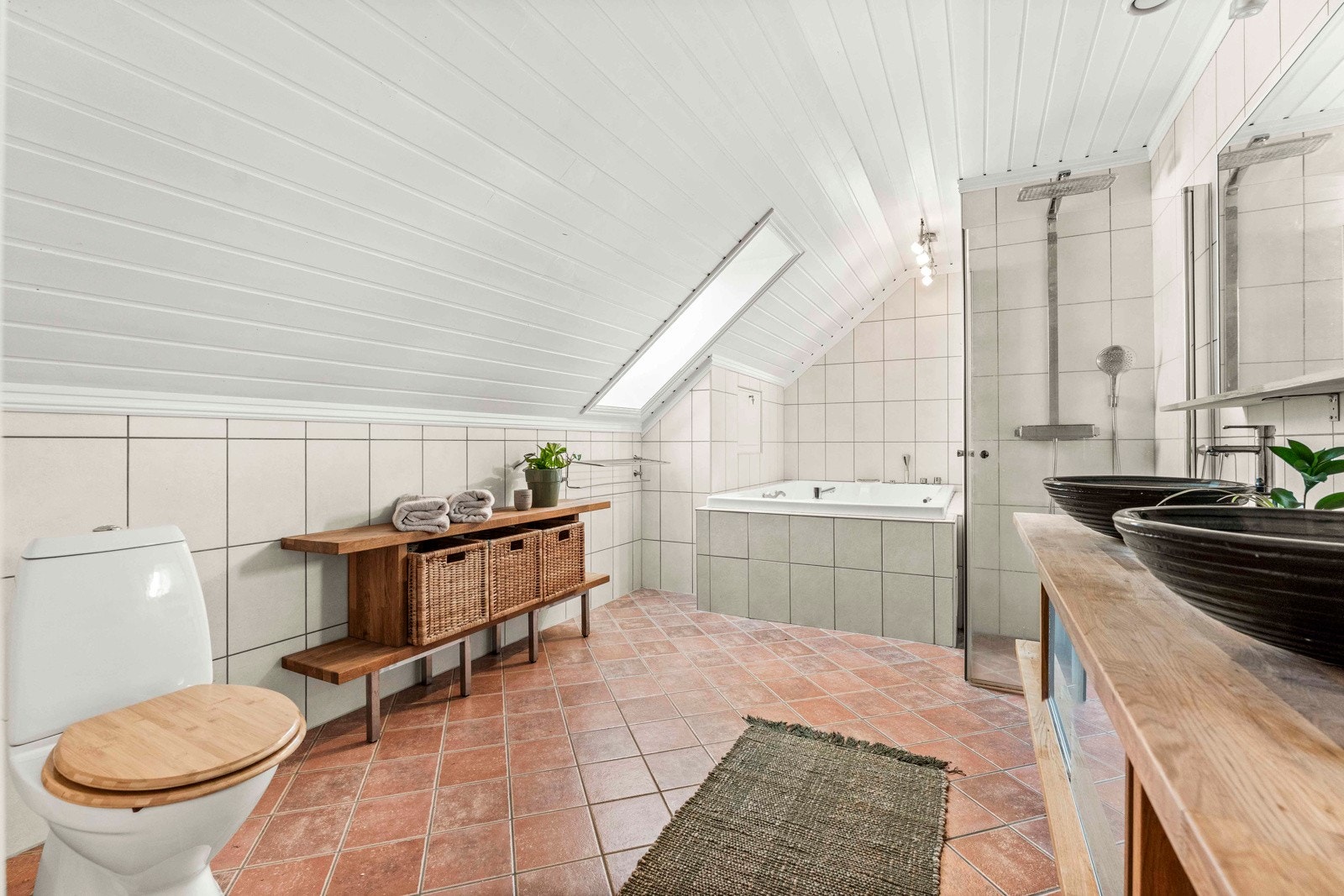 Stort hovedbad med badekar Galleribilde